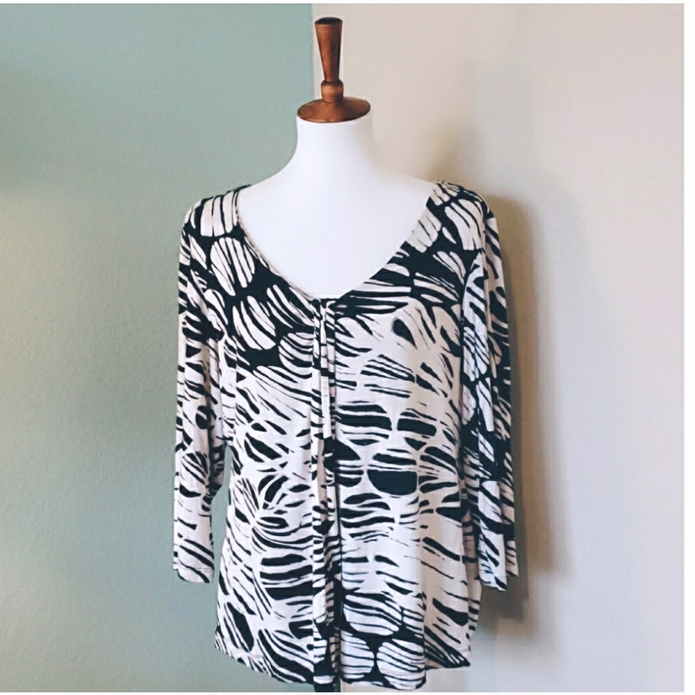 Chico's Black and White Geometric pattern Top